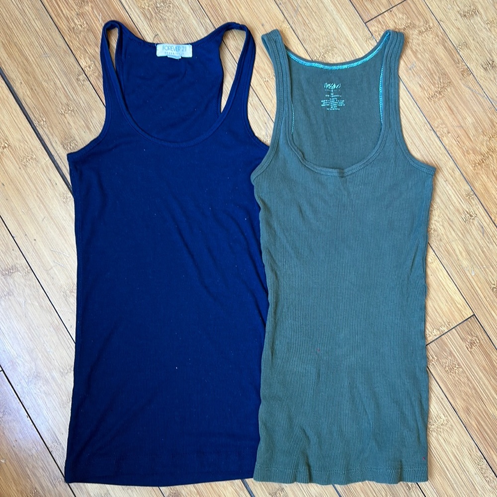 ❤️‍🔥 $5 or 3 / $12 ❤️‍🔥 TWO Tank Tops - XS and S